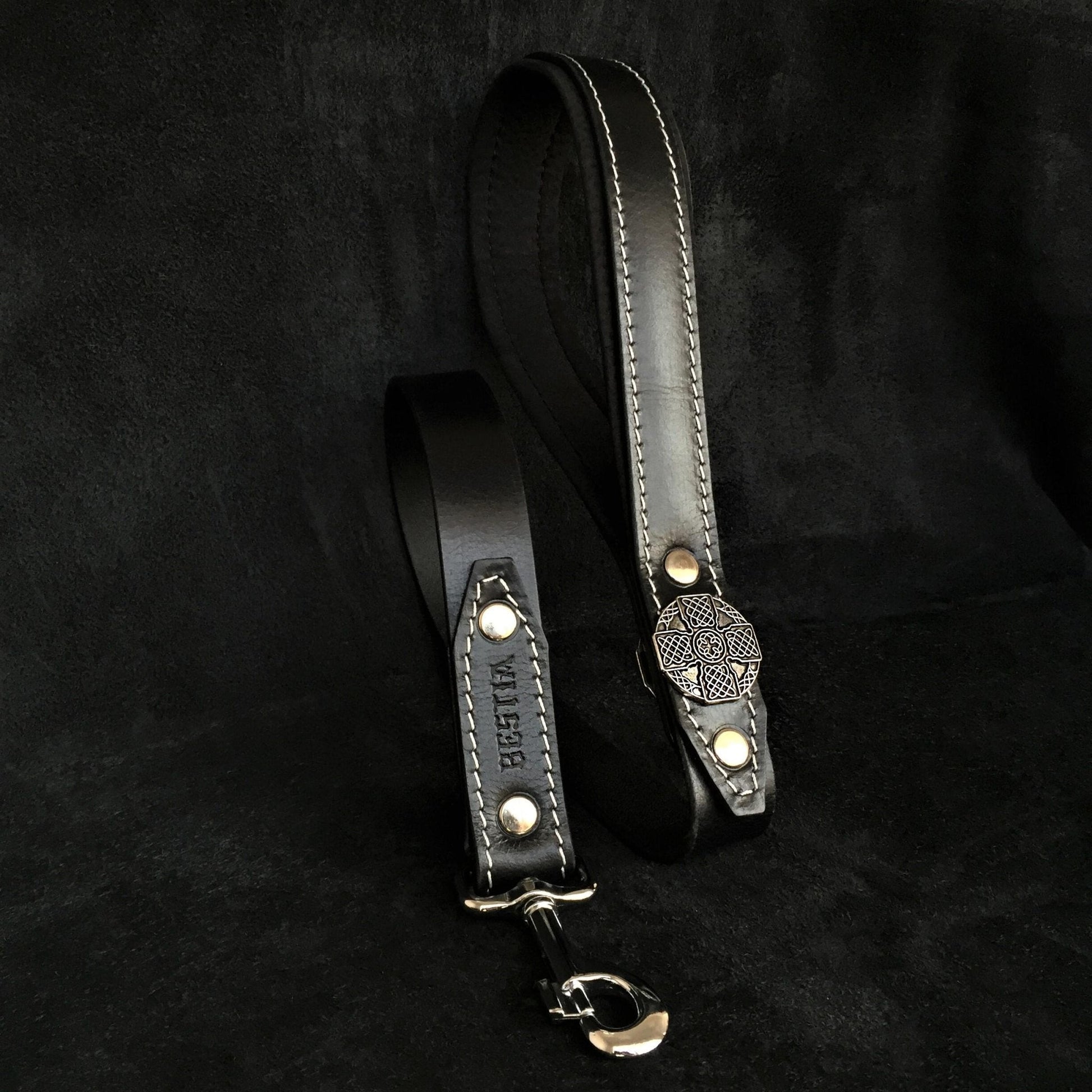 The "Maximus Silver" leash-0